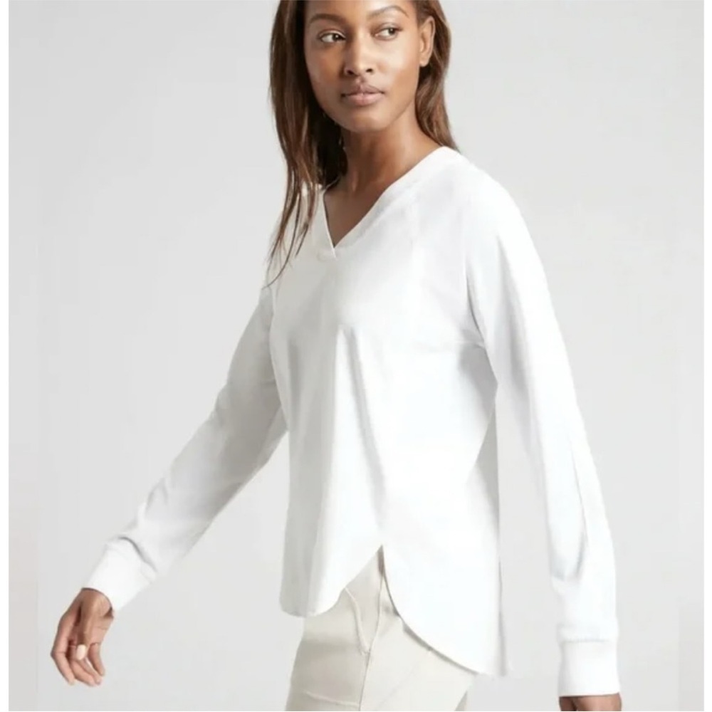 ATHLETA | Zephyr Long Sleeve V-Neck Featherweight Stretch Top in White Size M
